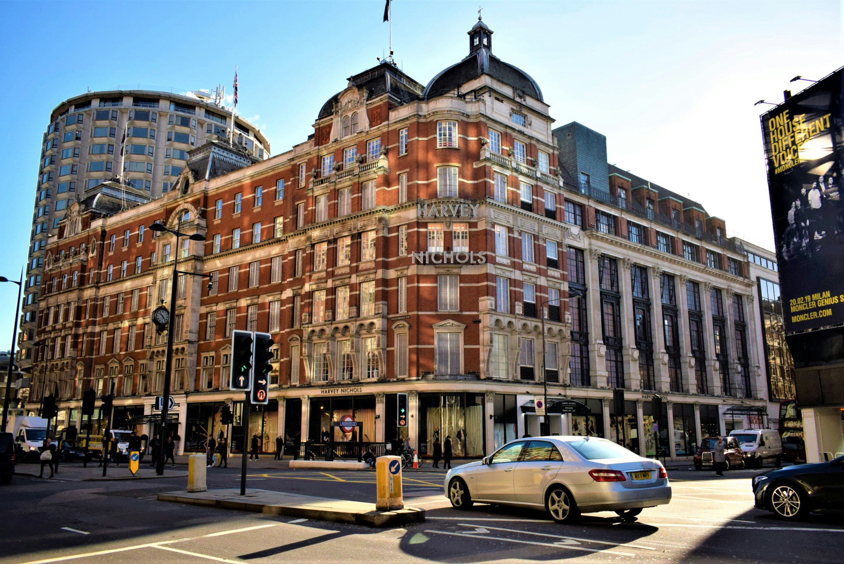 Harvey Nichols a Londra: Il Tempio della Moda e del Lusso