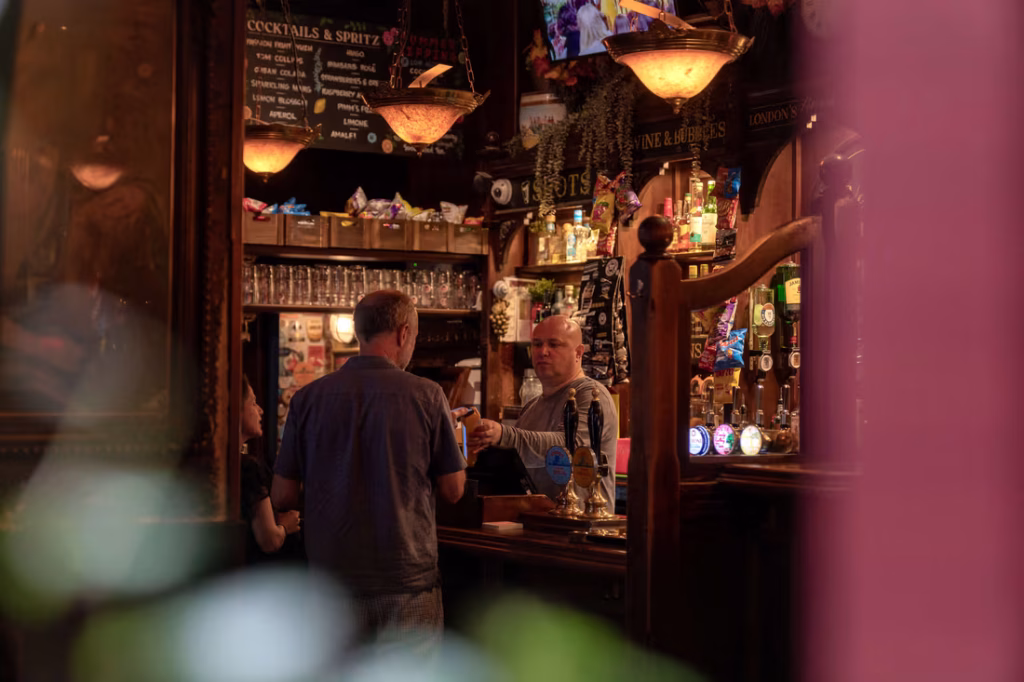 interno di pub a londra